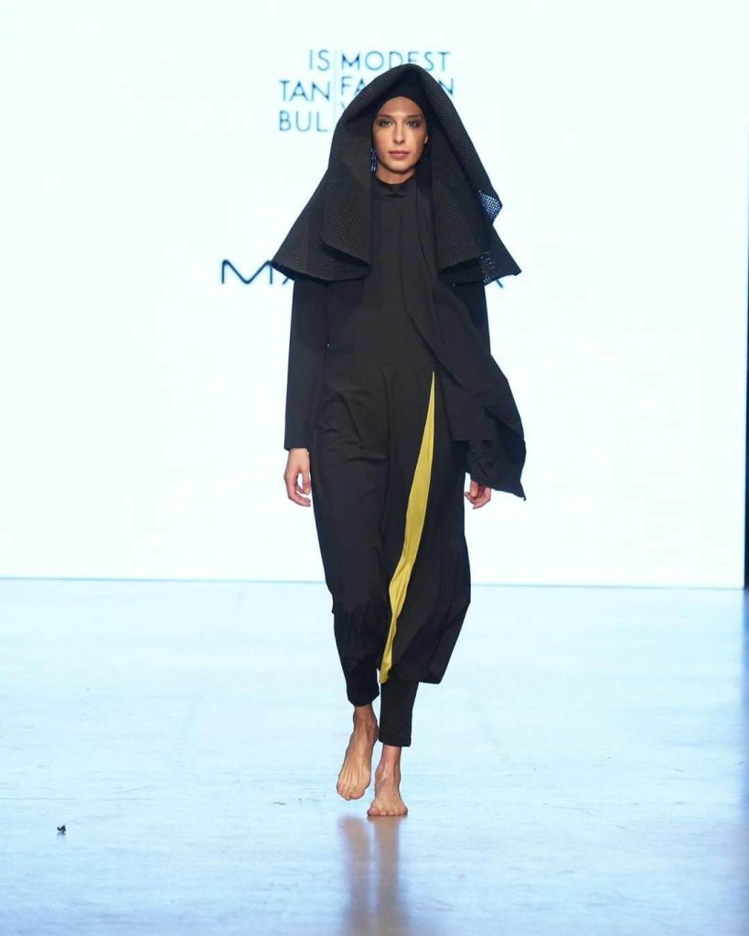 Halima Aden, Marina Mayo Yeni Koleksiyonunu Tanıttı: Tesettür Modasının Küresel Gücünü Sergiledi