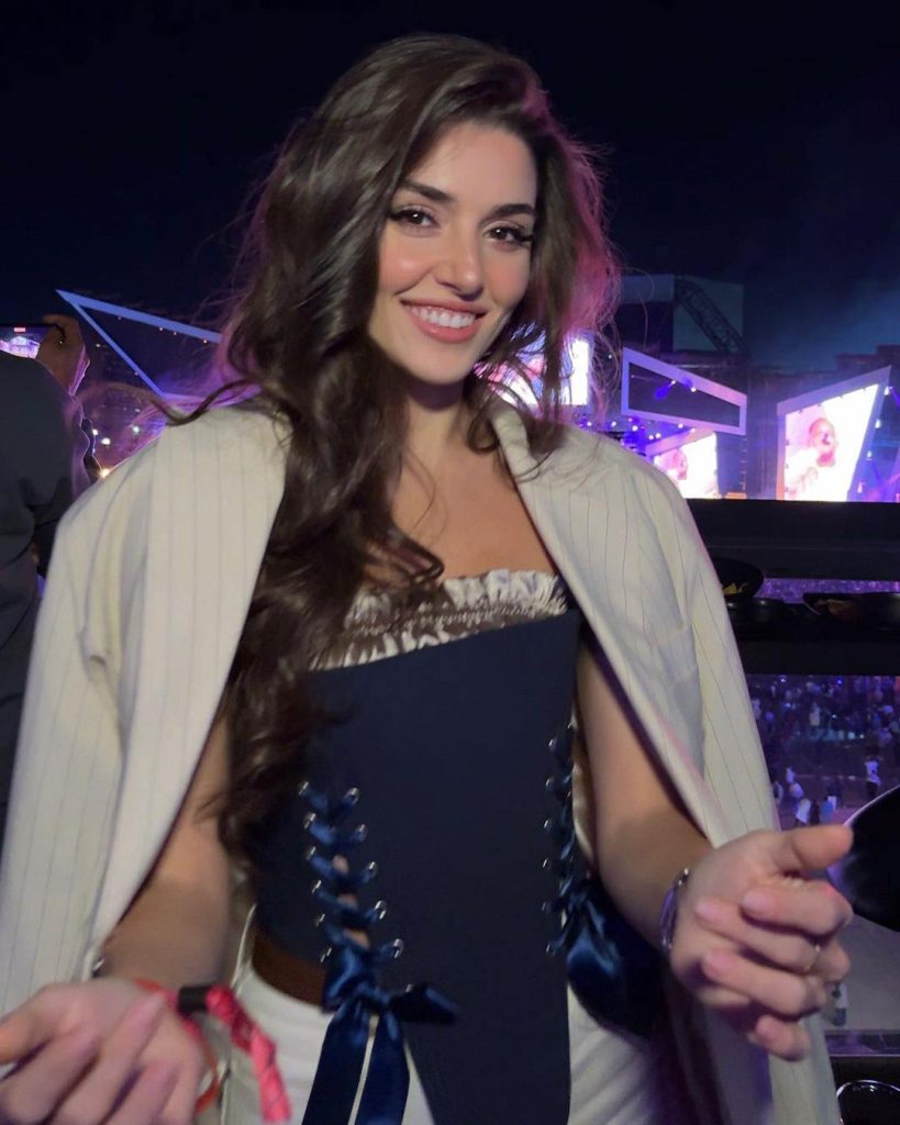 Hande Erçel, Suudi Arabistan Soundstorm Festivali'nde Korseli Şıklığıyla Gündem Oldu