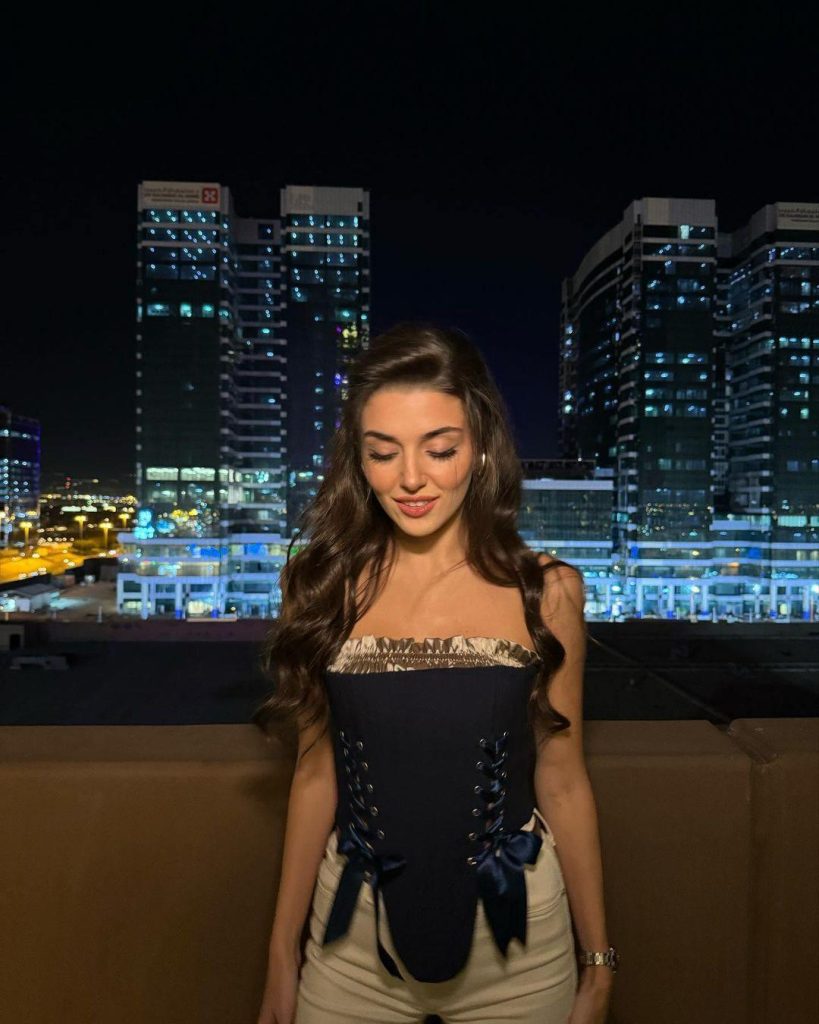 Hande Erçel, Suudi Arabistan Soundstorm Festivali'nde Korseli Şıklığıyla Gündem Oldu