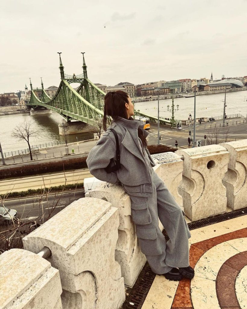 Hande Erçel ve Yasemin Özilhan'dan Budapeşte Kombinleri: Sportif Şıklık Nasıl Yakalanır?