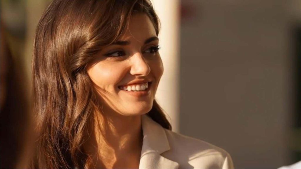 Hande Erçel’den Düğün Zarafeti: Bej Saten Elbise ve Altın Aksesuar Kombin İpuçları