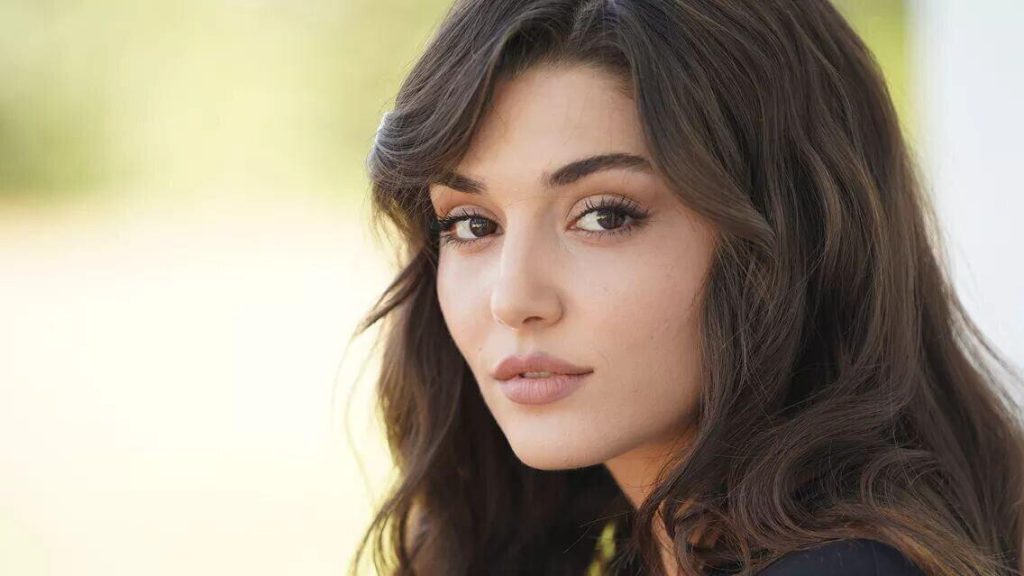 Hande Erçel'den Düğün Zarafeti: Bej Saten Elbise ve Altın Aksesuar Kombin İpuçları