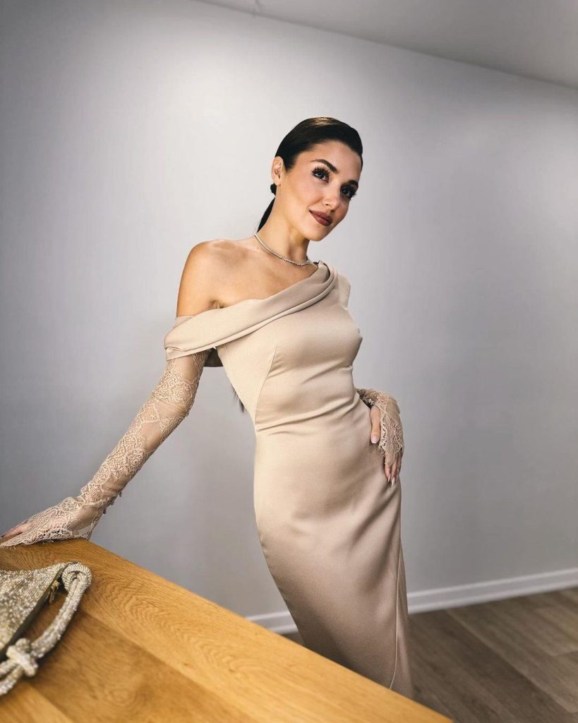 Hande Erçel'den Düğün Zarafeti: Bej Saten Elbise ve Altın Aksesuar Kombin İpuçları