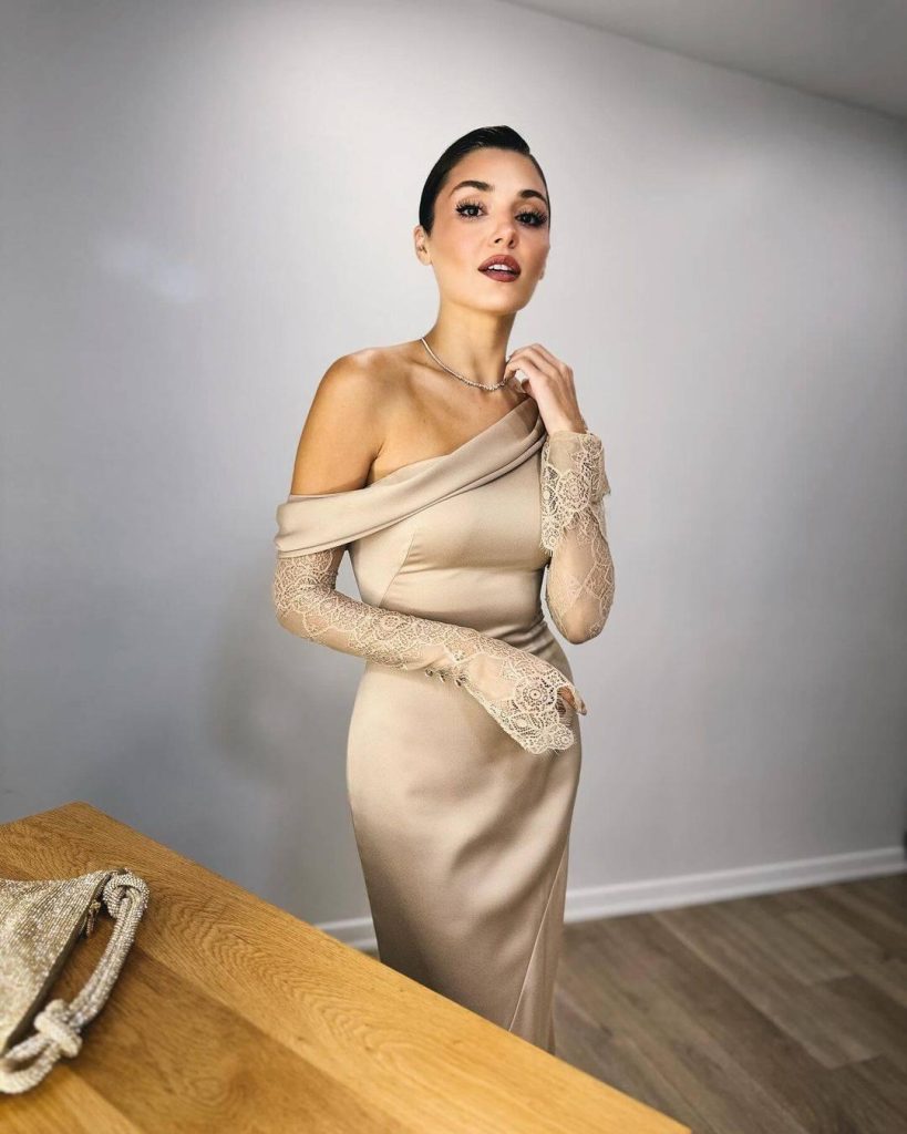 Hande Erçel'den Düğün Zarafeti: Bej Saten Elbise ve Altın Aksesuar Kombin İpuçları