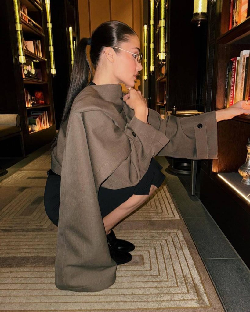 Hande Erçel'den Japonya Kombiniyle Gündem Oldu: Lüks ve Trend Parça Analizi