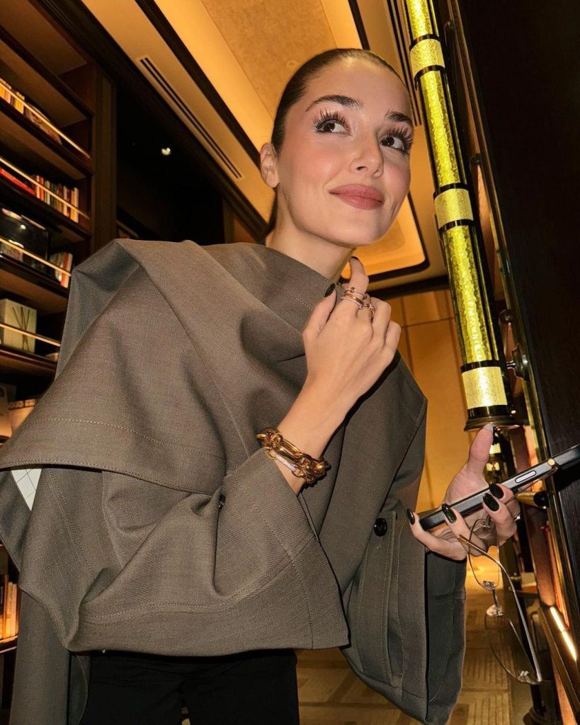 Hande Erçel'den Japonya Kombiniyle Gündem Oldu: Lüks ve Trend Parça Analizi
