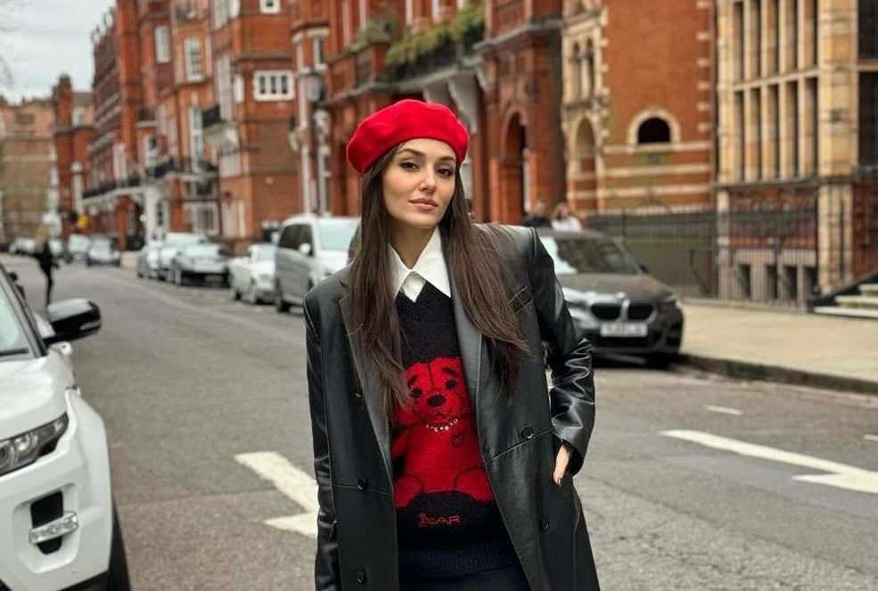 Hande Erçel'den Londra Kombini: Siyah ve Kırmızı Vurguyla Şıklık Dersleri