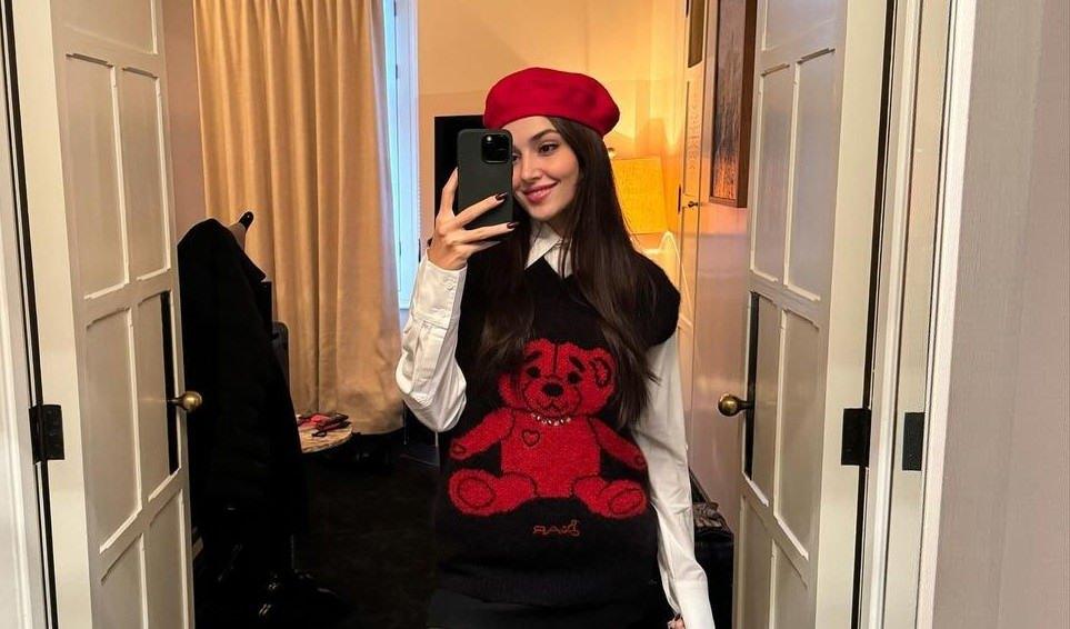 Hande Erçel'den Londra Kombini: Siyah ve Kırmızı Vurguyla Şıklık Dersleri