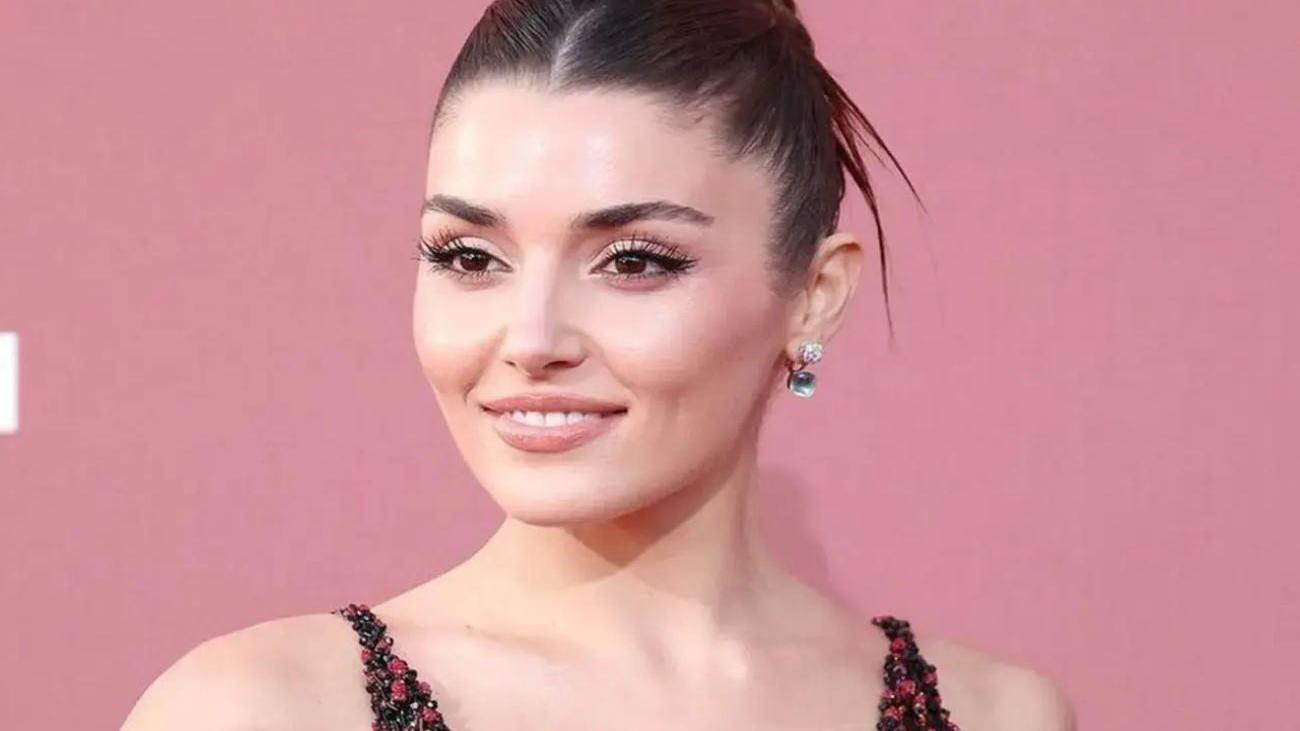 Hande Erçel’in İngilizcesi Sosyal Medyayı İkiye Bölünce Gündem Oldu: Mücevher Markası Tanıtımındaki Aksan Tartışması