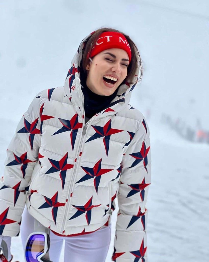 Karlar Kraliçesi Fahriye Evcen'den Kartalkaya Kar Tatili Şıklığı: Ski Chic Trendi Nasıl Yakalanır?