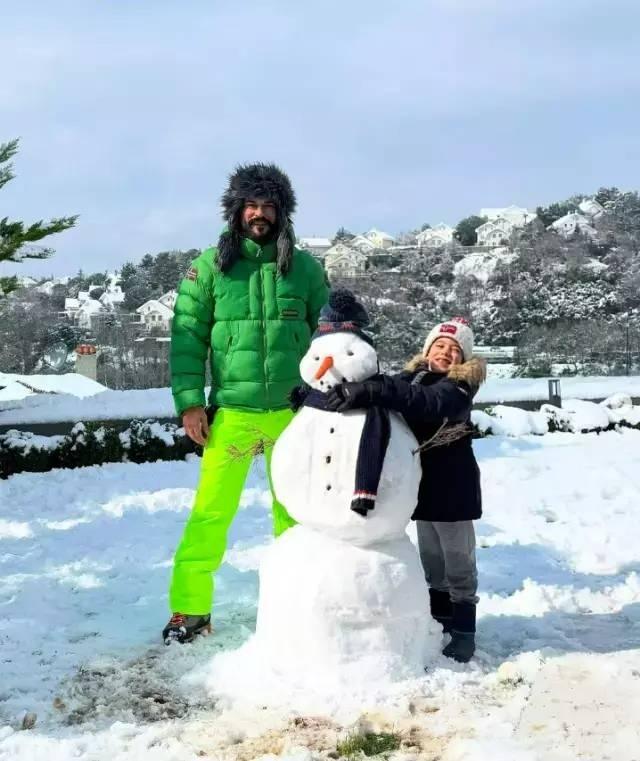 Karlı Günlerde Kusursuz Kombinler: Aile Portrelerinden İlhamla Kış Stili Rehberi