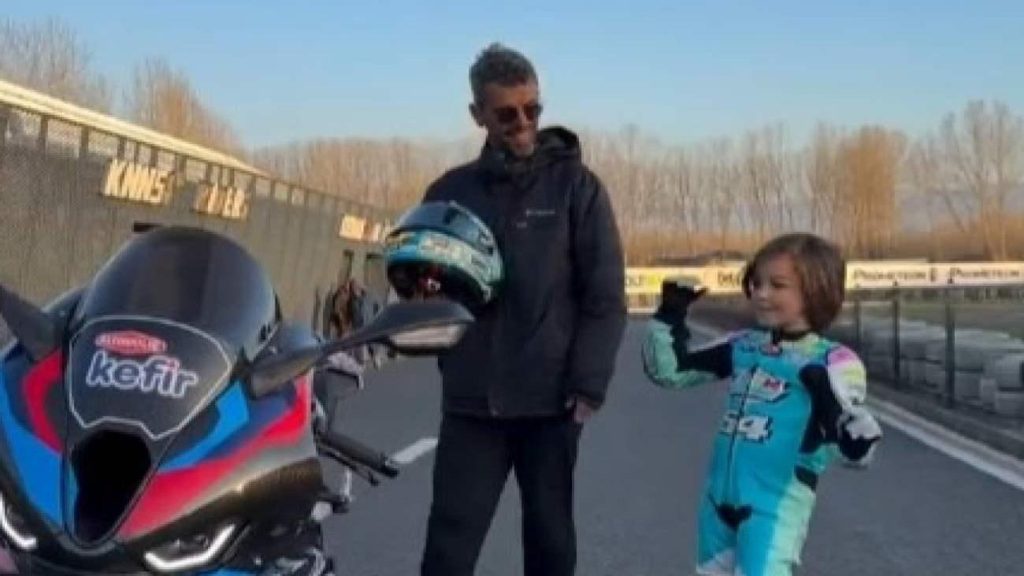 Kenan Sofuoğlu’ndan Oğlu Zayn Sofuoğlu Videosu: 6 Yaşındaki Küçük Yeteneğin Pistteki Hakimiyeti Sosyal Medyayı Salladı