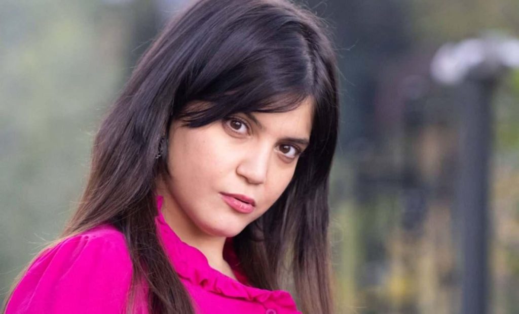 Kızılcık Şerbeti: Feyza Civelek'in Ödül Töreni Kombini Sosyal Medyada Tartışma Yarattı: