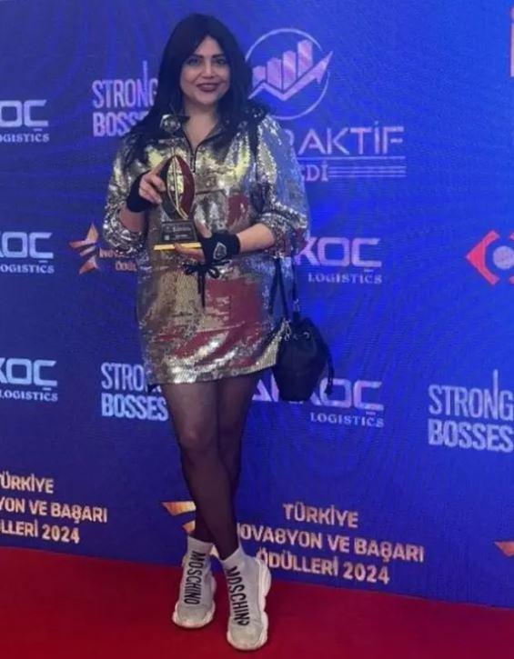 Kızılcık Şerbeti: Feyza Civelek'in Ödül Töreni Kombini Sosyal Medyada Tartışma Yarattı: