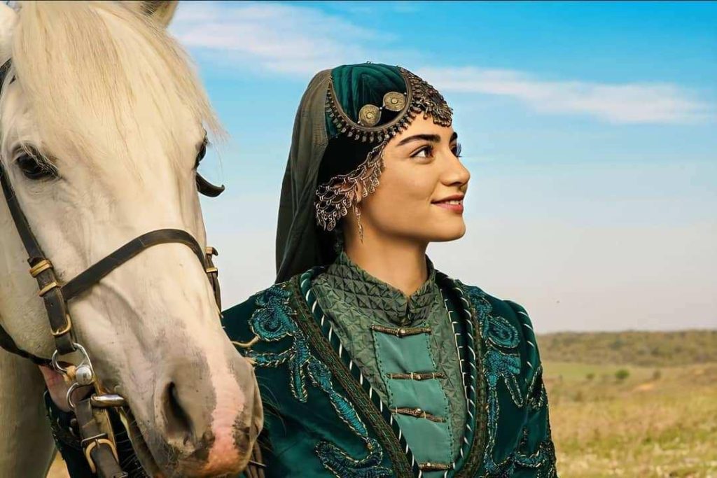 Kuruluş Osman: Özge Törer'den Ayaklı Gazete Ödül Töreni Kombini: Siyah Şıklık ve Lüks Detaylar
