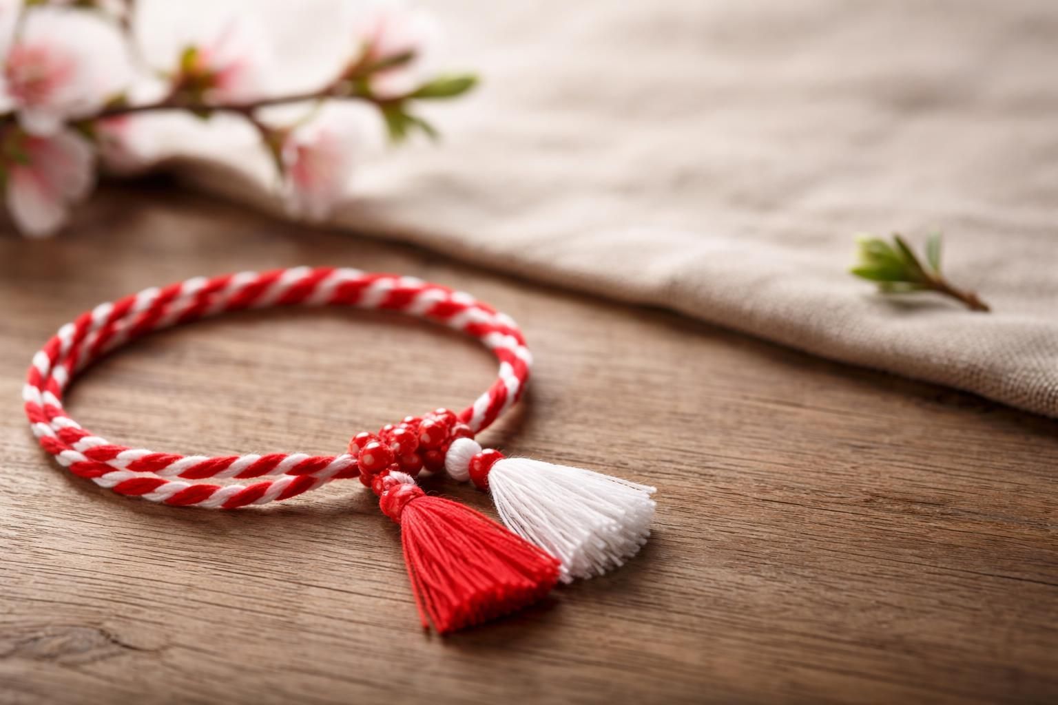 Marteniçka Bilekliği Nasıl Yapılır? Balkanların Bahar Geleneği ve Baba Marta Hikayesi