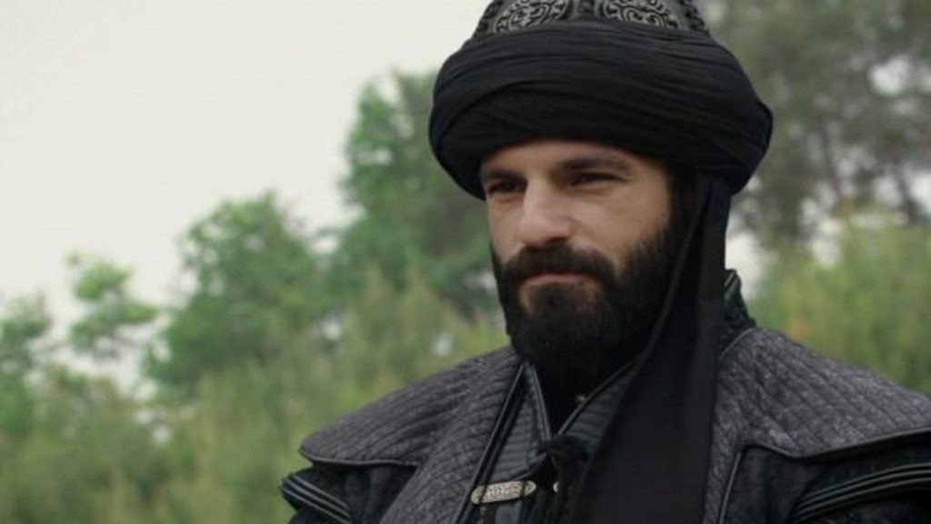 Mehmed Fetihler Sultanı: Serkan Çayoğlu’nun Paris Tarzı Gündem Oldu: Oversize Yağmurluk ve