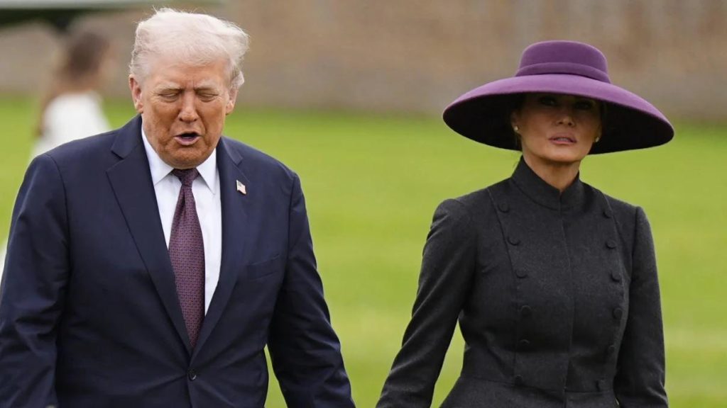 Melania Trump'ın İngiltere Ziyareti Kombini: Gri Takım ve Mor Şapkanın Moda Analizi