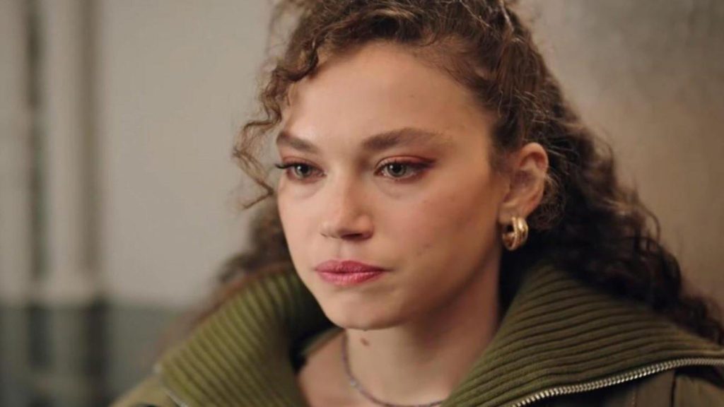 Melisa Şenolsun’dan Frida Kahlo İlhamlı Görünüm: ‘Geleceğin Güçlü Kadınları’ Etkinliğinde Stil İkonu Oldu