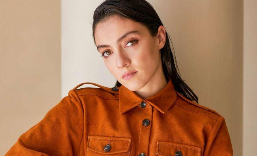 Merve Dizdar'dan Kozmetik Davetinde Göz Kamaştıran Siyah Maxi Elbise Stili