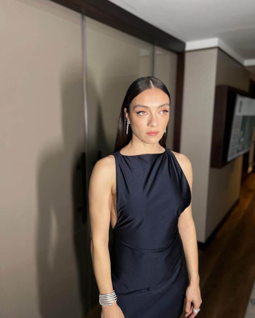 Merve Dizdar'dan Kozmetik Davetinde Göz Kamaştıran Siyah Maxi Elbise Stili
