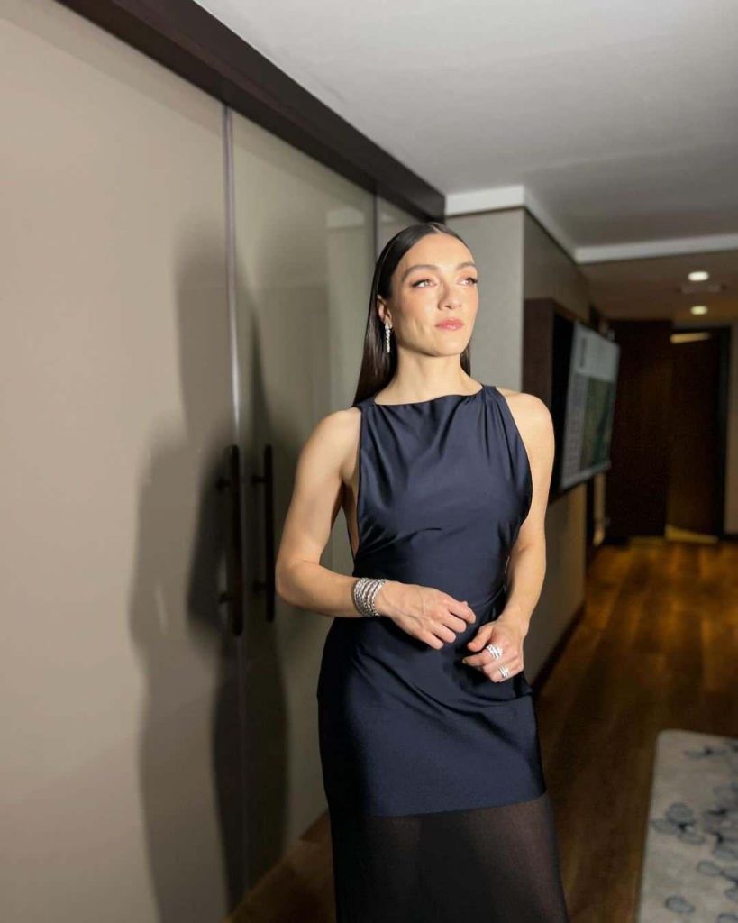 Merve Dizdar'dan Kozmetik Davetinde Göz Kamaştıran Siyah Maxi Elbise Stili