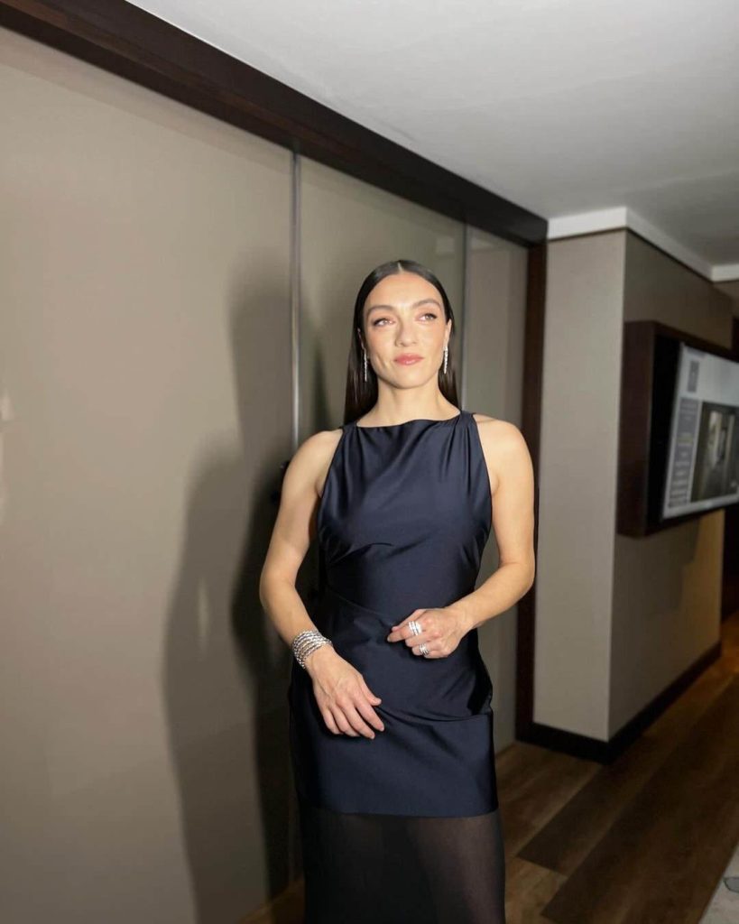 Merve Dizdar'dan Kozmetik Davetinde Göz Kamaştıran Siyah Maxi Elbise Stili