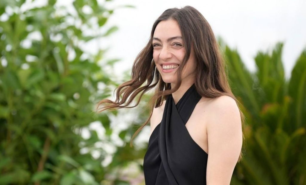 Merve Dizdar'dan Marakeş Film Festivali Kombini: Beyaz Dantel ve Siyah Ceket Tartışmaları