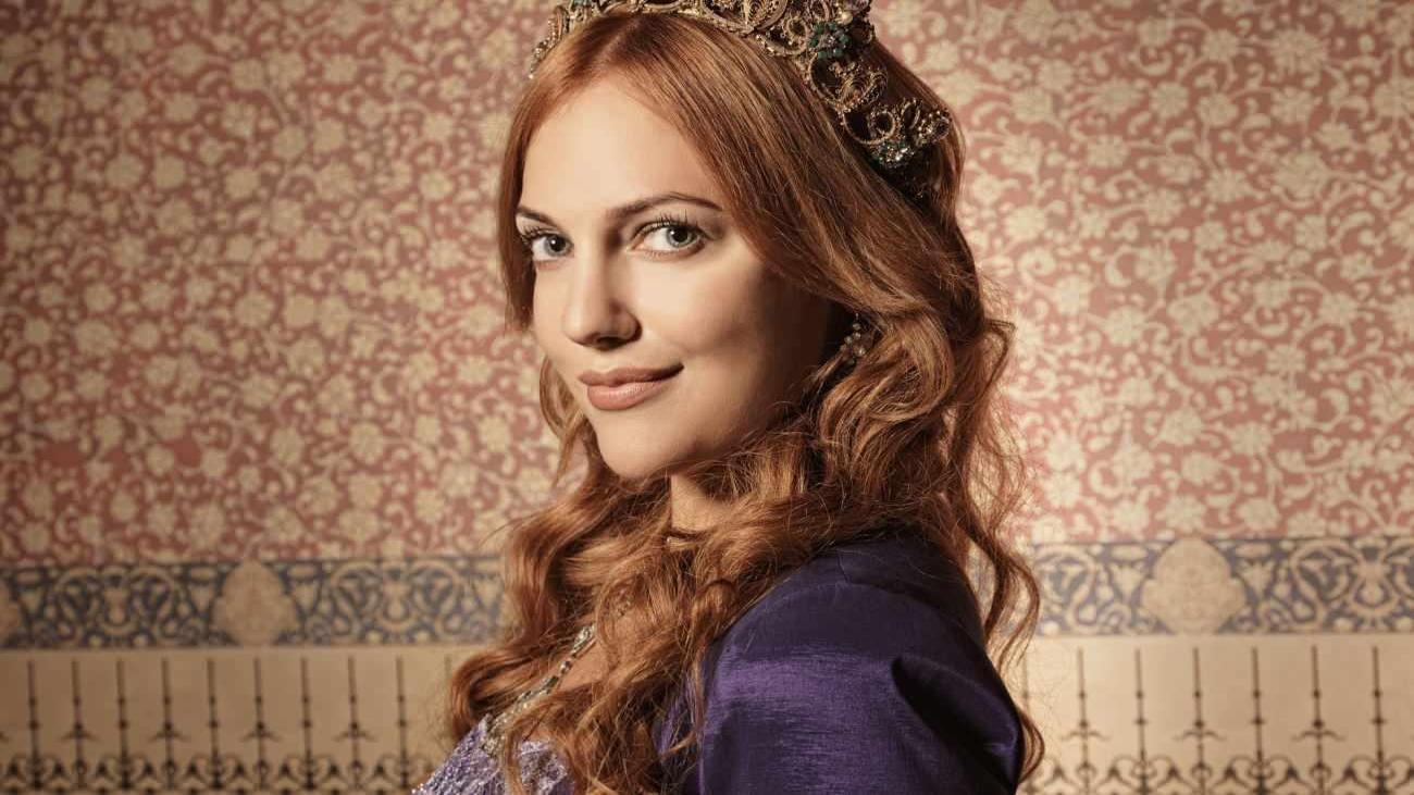Meryem Uzerli’den Cannes Film Festivali İhtişamı: Siyah ve Altın Swarovski Elbisesiyle Gündemde