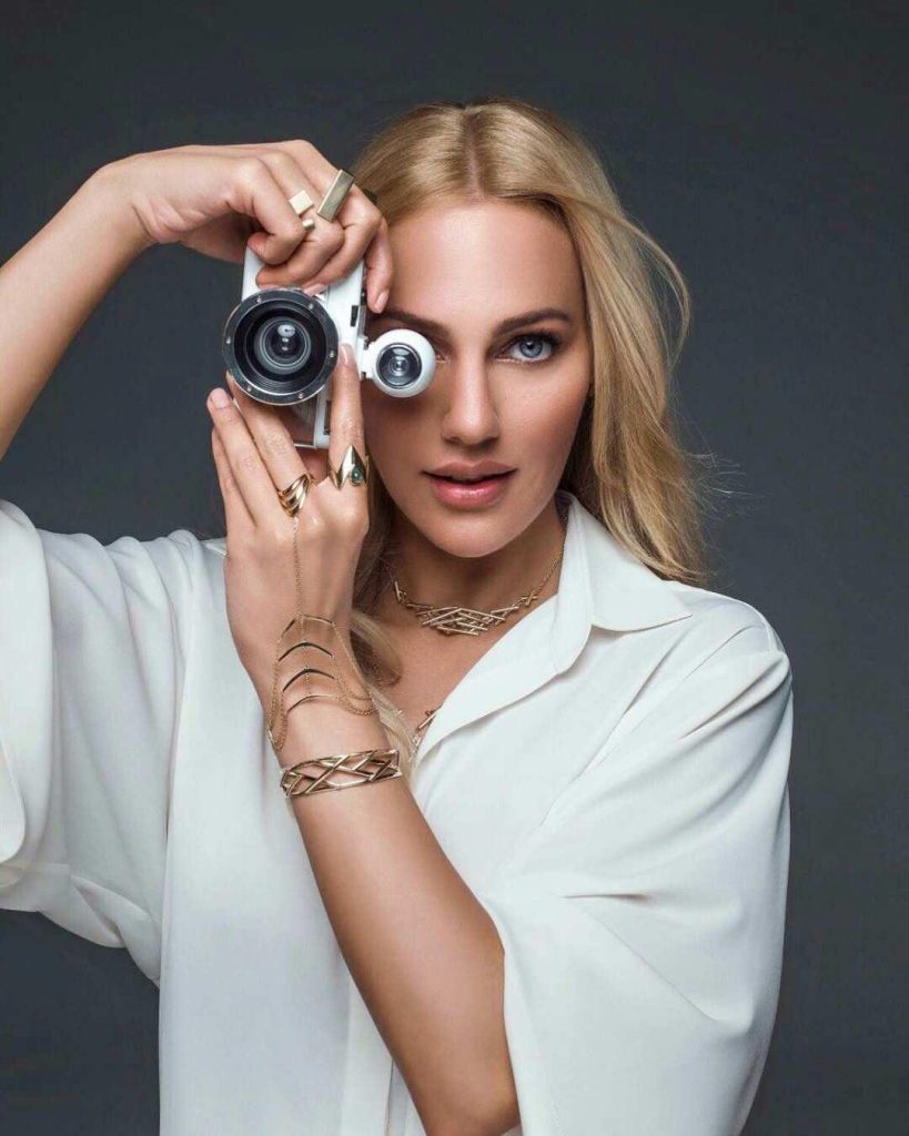 Meryem Uzerli'den Cannes Film Festivali İhtişamı: Siyah ve Altın Swarovski Elbisesiyle Gündemde
