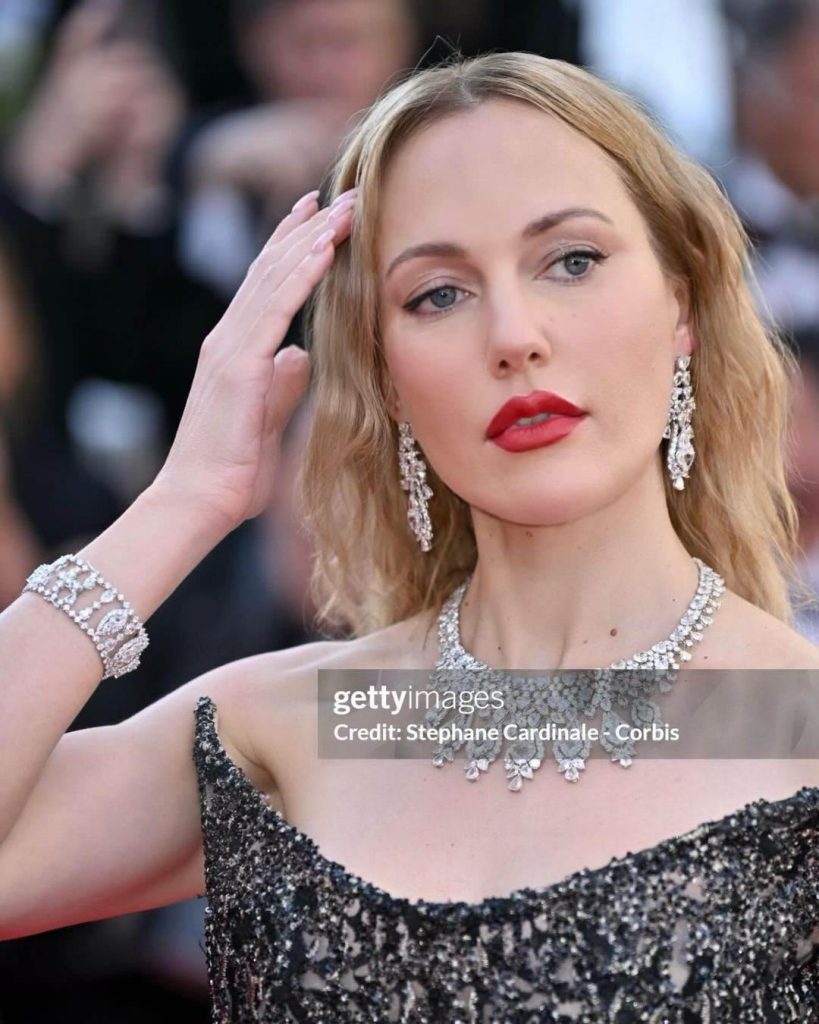 Meryem Uzerli'den Cannes Film Festivali İhtişamı: Siyah ve Altın Swarovski Elbisesiyle Gündemde