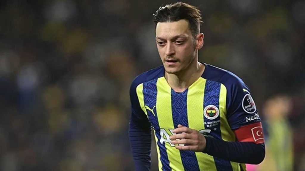 Mesut Özil’den Aile Pozu: Eşi Amine Gülşe ve Üç Kızıyla Huzur Dolu Kare