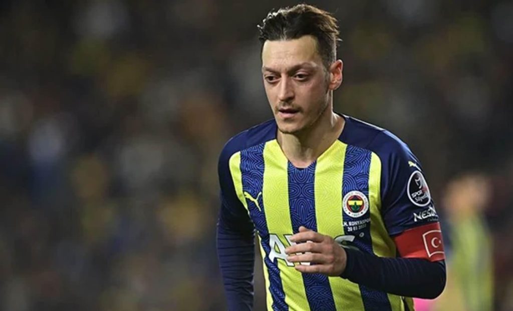 Mesut Özil'den Aile Pozu: Eşi Amine Gülşe ve Üç Kızıyla Huzur Dolu Kare