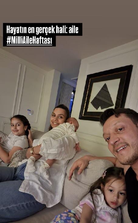 Mesut Özil'den Aile Pozu: Eşi Amine Gülşe ve Üç Kızıyla Huzur Dolu Kare