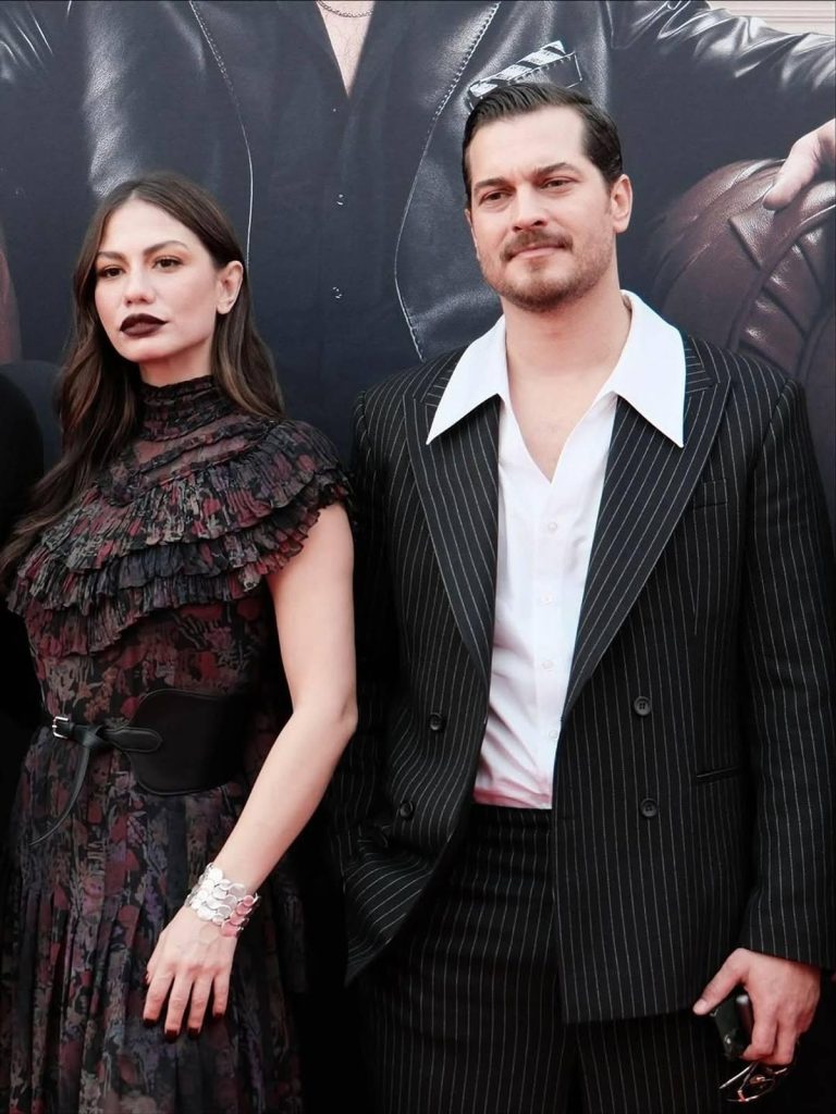 MIPCOM 2025'te Çağatay Ulusoy ve Demet Özdemir'den Kırmızı Halı Zarafeti: Ralph Lauren Abiye Analizi