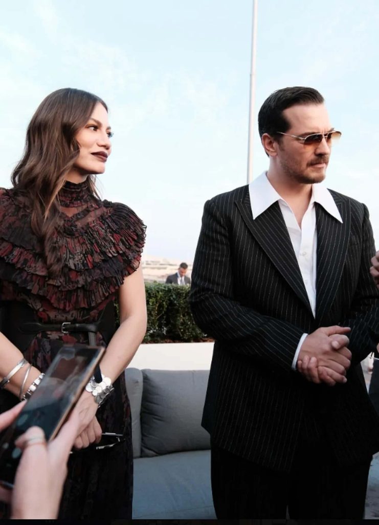 MIPCOM 2025'te Çağatay Ulusoy ve Demet Özdemir'den Kırmızı Halı Zarafeti: Ralph Lauren Abiye Analizi
