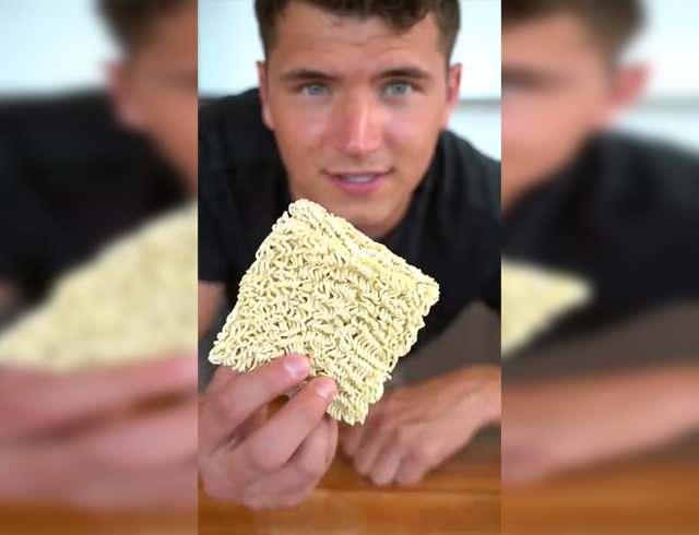 Mısır'da Sosyal Medya Trendi Felaketi: 13 Yaşındaki Çocuk, Çiğ Ramen Tüketimi Sonrası Hayatını Kaybetti