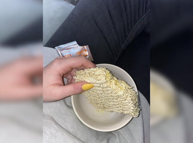 Mısır'da Sosyal Medya Trendi Felaketi: 13 Yaşındaki Çocuk, Çiğ Ramen Tüketimi Sonrası Hayatını Kaybetti