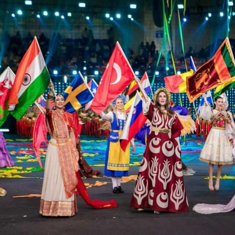 Miss World’de Türkiye’yi Temsil Eden İdil Bilgen’in Ay-Yıldızlı Kaftanı Gündem Oldu