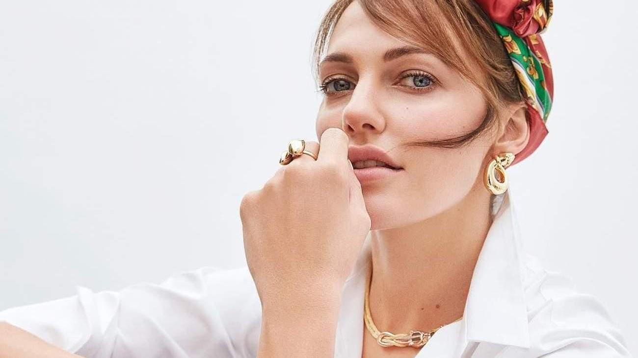 Muhteşem Yüzyıl: Meryem Uzerli’den Cannes Film Festivali Görünümü: Minimalist Zarafetle Kırmızı