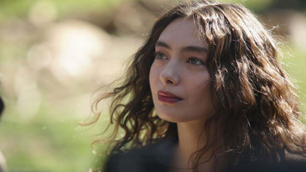 Neslihan Atagül’den İtalya Verissimo Kombini: Beyaz Zarafet ve Stil İpuçları