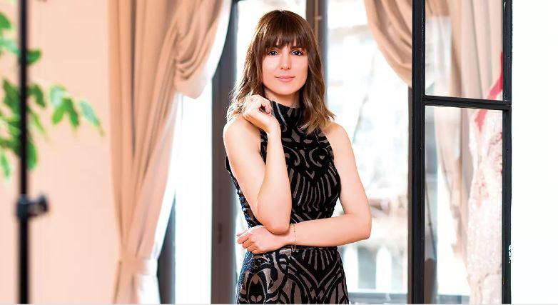 Neslişah Yılmaz Hidayetoğlu'ndan 2024 Yaz Modası Trendleri: Soft Tonlar ve Ebru Sanatı