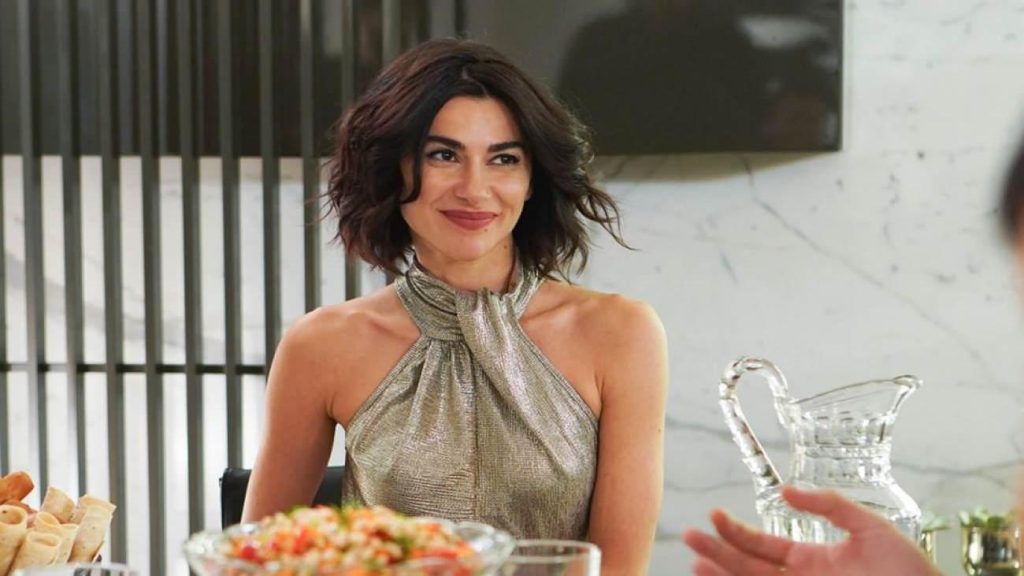 Nesrin Cavadzade’nin NOW Gecesi Kombini Sosyal Medyada Tartışma Yarattı: Maxi Beyaz Elbise Detayları