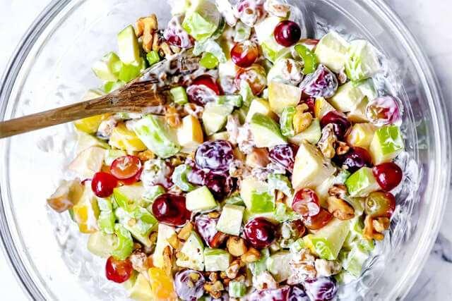 New York: Tarihi Waldorf Salatası Tarifi: Elma, Ceviz ve Üzüm Dokunuşuyla Klasik Lezzet