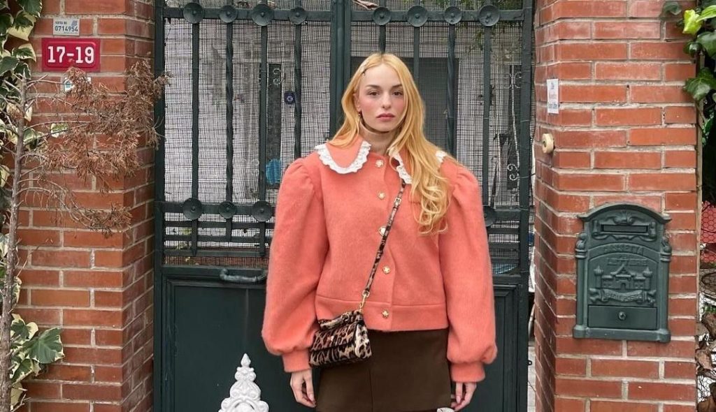 Nilperi Şahinkaya'dan Vintage Dokunuşlu Kombin: Leopar Desenleri ve Bebe Yaka Detayları
