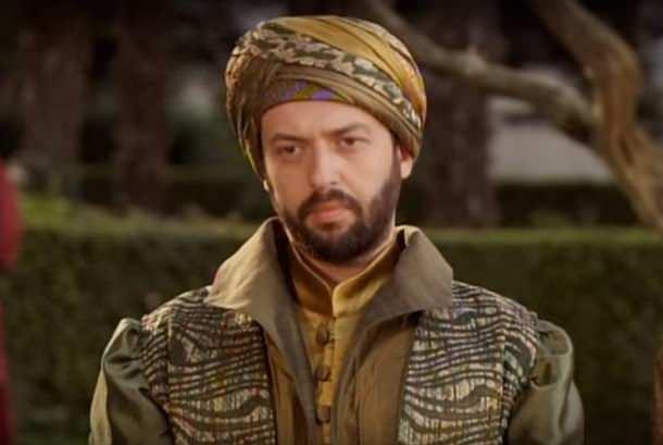 Okan Yalabık'ın Son Hali Gündemde: Kilolu Görünümü Kimlere Benzetildi?