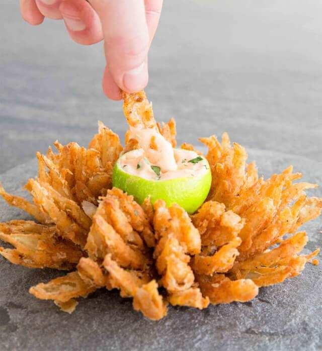 Outback Steakhouse'un İkonik Lezzeti: Blooming Onion Tarifi ve Sunum Sırları