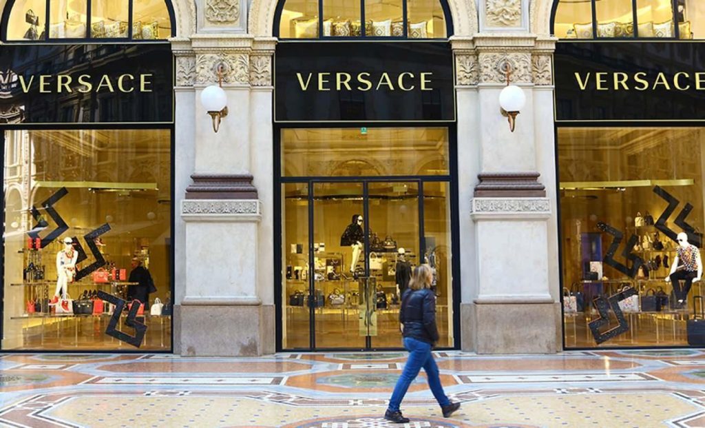 Prada Grubu'nun Versace'yi Satın Alması: Lüks Moda Dünyasında Yeni Bir Dönem