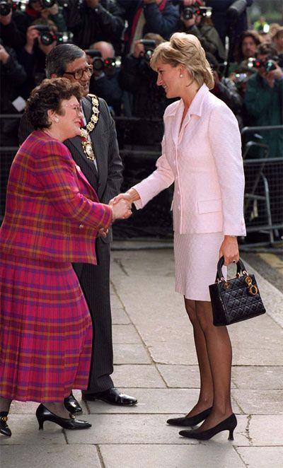 Prenses Diana'nın İmzası: Lady Dior Çantasının Zamansız Hikayesi ve Stil Rehberi