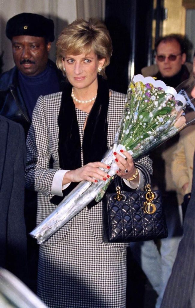 Prenses Diana'nın İmzası: Lady Dior Çantasının Zamansız Hikayesi ve Stil Rehberi